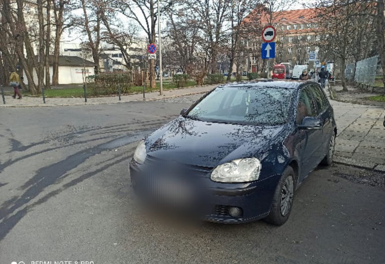 Na zdjęciu widać auta "mistrzów parkowania" z Wrocławia