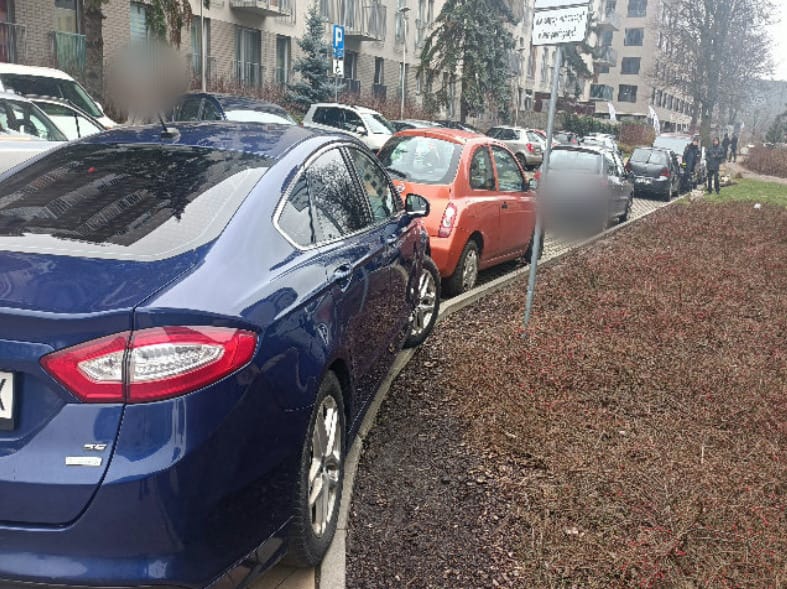 Na zdjęciu widać auta "mistrzów parkowania" z Wrocławia