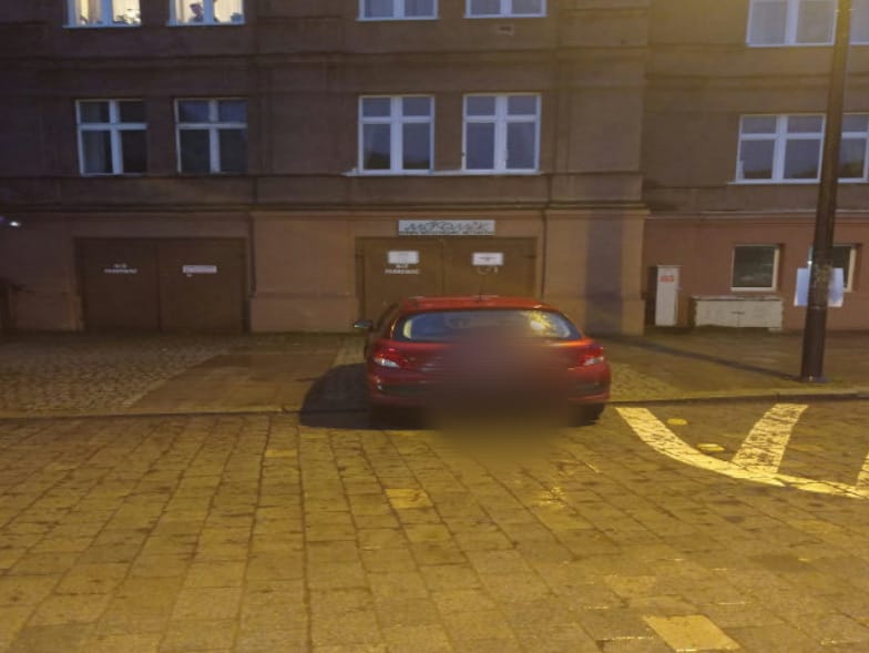 Na zdjęciu widać auta "mistrzów parkowania" z Wrocławia
