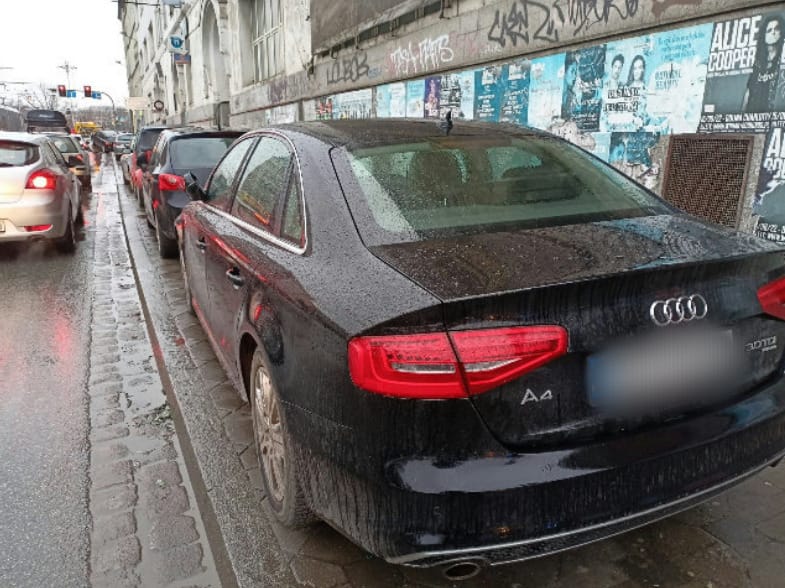 Na zdjęciu widać auta "mistrzów parkowania" z Wrocławia