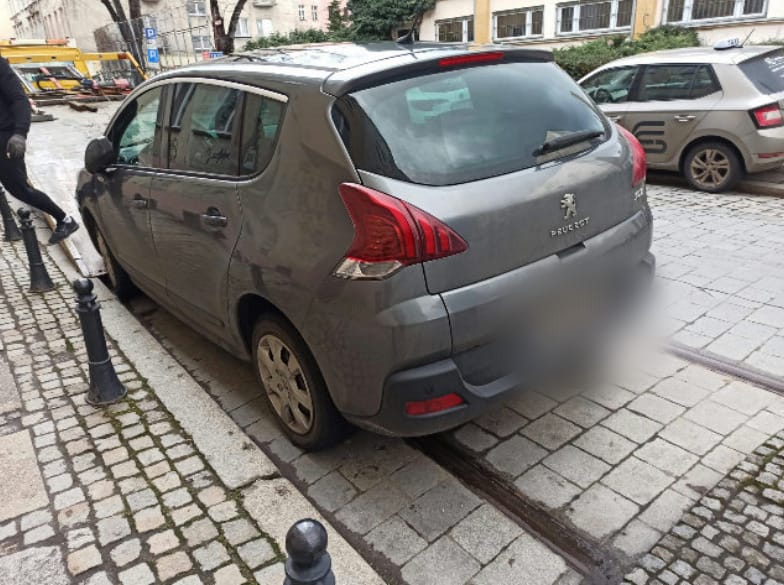 Na zdjęciu widać auta "mistrzów parkowania" z Wrocławia