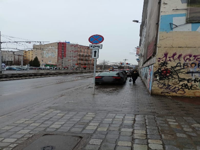 Na zdjęciu widać auta "mistrzów parkowania" z Wrocławia