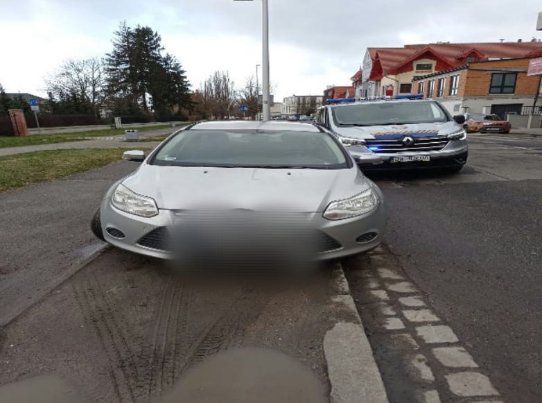 Na zdjęciu widać auta "mistrzów parkowania" z Wrocławia