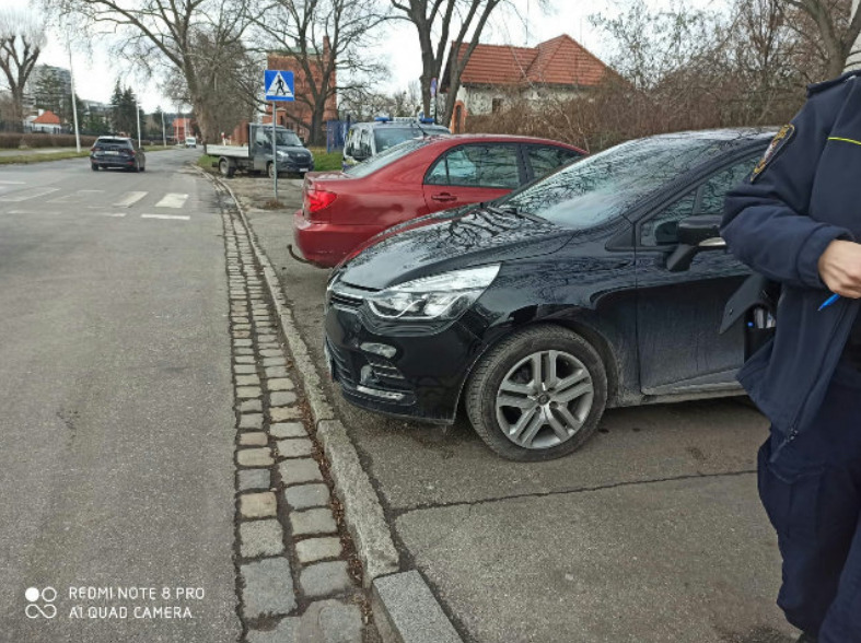 Na zdjęciu widać auta "mistrzów parkowania" z Wrocławia