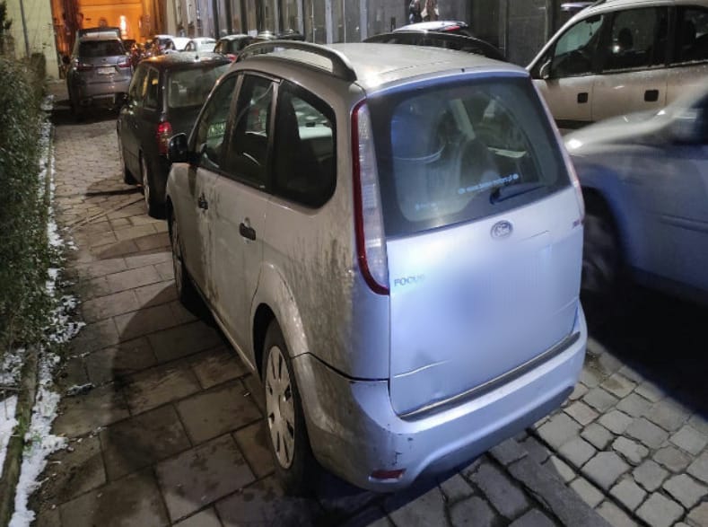 Na zdjęciu widać auta "mistrzów parkowania" z Wrocławia