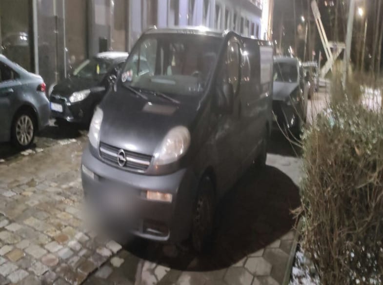 Na zdjęciu widać auta "mistrzów parkowania" z Wrocławia