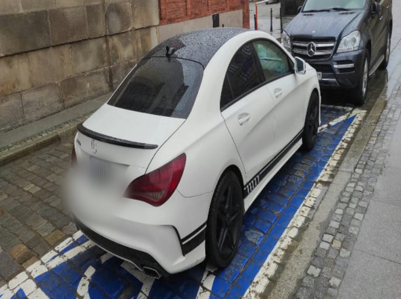 Na zdjęciu widać auta "mistrzów parkowania" z Wrocławia