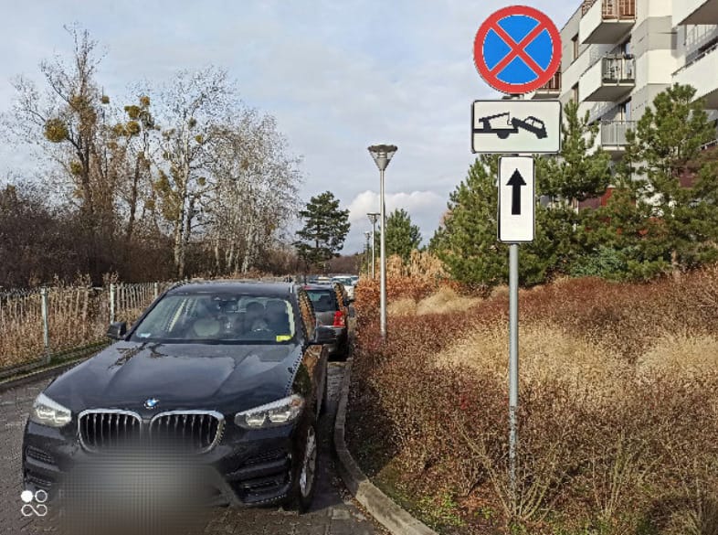 Na zdjęciu widać auta "mistrzów parkowania" z Wrocławia