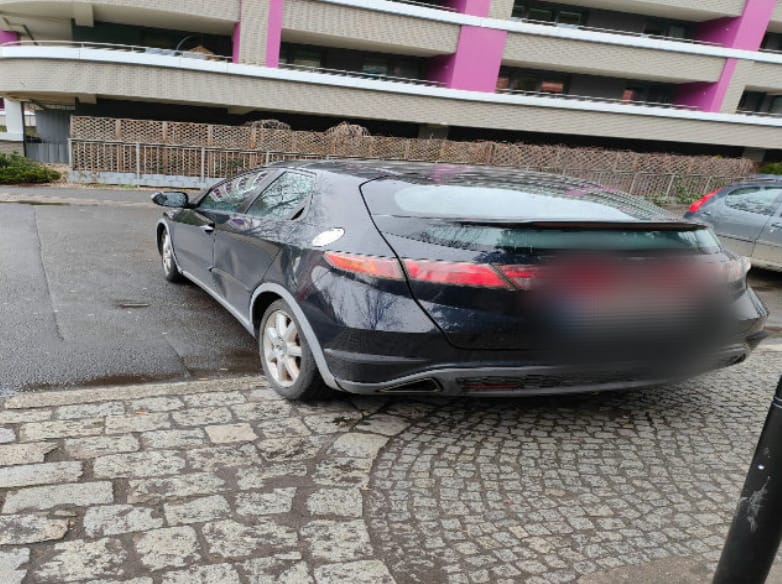 Na zdjęciu widać auta "mistrzów parkowania" z Wrocławia