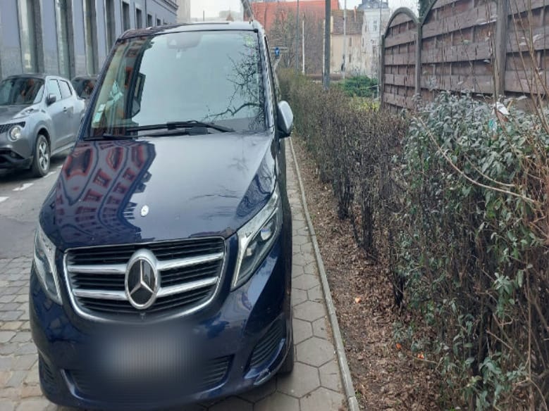 Na zdjęciu widać auta "mistrzów parkowania" z Wrocławia