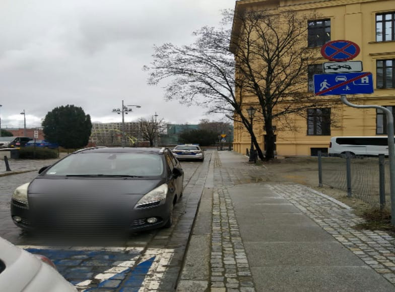 Na zdjęciu widać auta "mistrzów parkowania" z Wrocławia