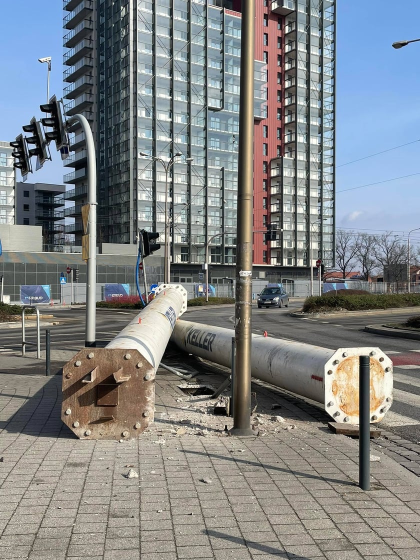 na zdjęciu: ogromne spadły spadły na jezdnię przy skrzyżowaniu Jedności Narodowej z Wyszyńskiego tuż przed mostami Warszawskimi