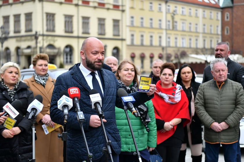 Legalna taksówka ? rusza nowa kampania we Wrocławiu. Zeskanuj kod, zanim wsiądziesz. Zdjęcia z oficjalnej konferencji prasowej