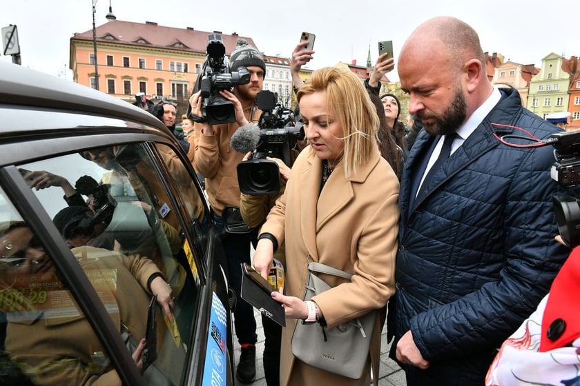 Legalna taksówka ? rusza nowa kampania we Wrocławiu. Zeskanuj kod, zanim wsiądziesz. Zdjęcia z oficjalnej konferencji prasowej