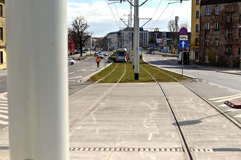 Pierwszy raz w historii na moście Dmowskiego pojawił się tramwaj. Przejeżdżał kilka razy z różnymi prędkościami - były to dynamiczne próby obciążeniowe mostu, który został wzmocniony na potrzeby nowego torowiska. Pojadą nim tramwaje przez Popowice.