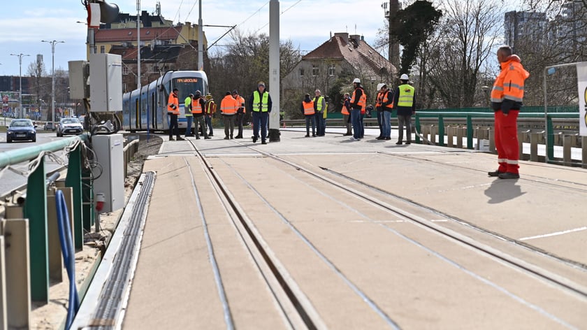 Pierwszy raz w historii na moście Dmowskiego pojawił się tramwaj. Przejeżdżał kilka razy z różnymi prędkościami - były to dynamiczne próby obciążeniowe mostu, który został wzmocniony na potrzeby nowego torowiska. Pojadą nim tramwaje przez Popowice.