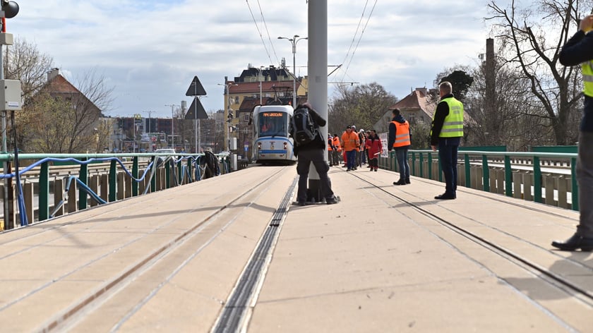 Pierwszy raz w historii na moście Dmowskiego pojawił się tramwaj. Przejeżdżał kilka razy z różnymi prędkościami - były to dynamiczne próby obciążeniowe mostu, który został wzmocniony na potrzeby nowego torowiska. Pojadą nim tramwaje przez Popowice.