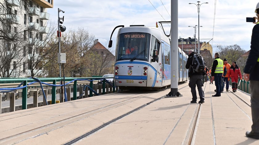 Pierwszy raz w historii na moście Dmowskiego pojawił się tramwaj. Przejeżdżał kilka razy z różnymi prędkościami - były to dynamiczne próby obciążeniowe mostu, który został wzmocniony na potrzeby nowego torowiska. Pojadą nim tramwaje przez Popowice.