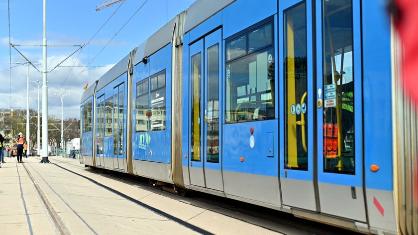 Pierwszy raz w historii na moście Dmowskiego pojawił się tramwaj. Przejeżdżał kilka razy z różnymi prędkościami - były to dynamiczne próby obciążeniowe mostu, który został wzmocniony na potrzeby nowego torowiska. Pojadą nim tramwaje przez Popowice.
