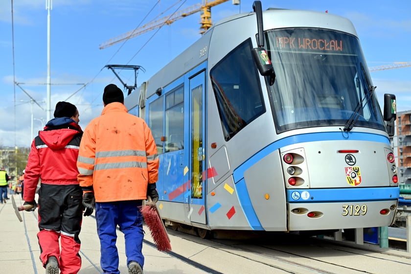 Pierwszy raz w historii na moście Dmowskiego pojawił się tramwaj. Przejeżdżał kilka razy z różnymi prędkościami - były to dynamiczne próby obciążeniowe mostu, który został wzmocniony na potrzeby nowego torowiska. Pojadą nim tramwaje przez Popowice.