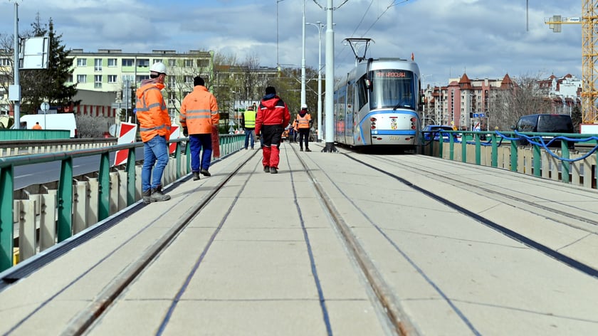 Pierwszy raz w historii na moście Dmowskiego pojawił się tramwaj. Przejeżdżał kilka razy z różnymi prędkościami - były to dynamiczne próby obciążeniowe mostu, który został wzmocniony na potrzeby nowego torowiska. Pojadą nim tramwaje przez Popowice.