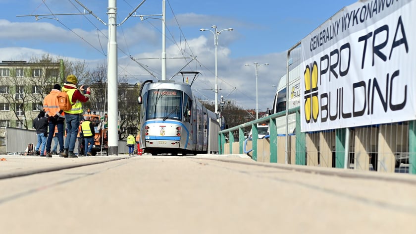 Pierwszy raz w historii na moście Dmowskiego pojawił się tramwaj. Przejeżdżał kilka razy z różnymi prędkościami - były to dynamiczne próby obciążeniowe mostu, który został wzmocniony na potrzeby nowego torowiska. Pojadą nim tramwaje przez Popowice.