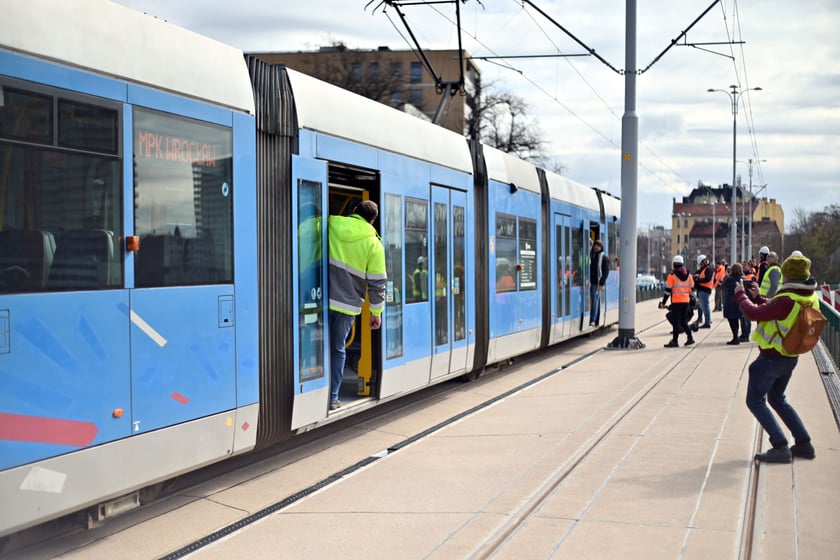 Pierwszy raz w historii na moście Dmowskiego pojawił się tramwaj. Przejeżdżał kilka razy z różnymi prędkościami - były to dynamiczne próby obciążeniowe mostu, który został wzmocniony na potrzeby nowego torowiska. Pojadą nim tramwaje przez Popowice.