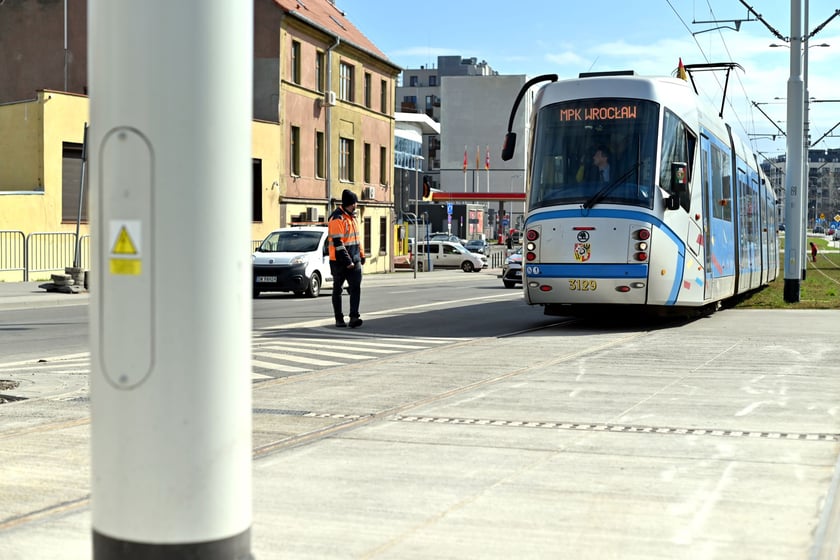 Pierwszy raz w historii na moście Dmowskiego pojawił się tramwaj. Przejeżdżał kilka razy z różnymi prędkościami - były to dynamiczne próby obciążeniowe mostu, który został wzmocniony na potrzeby nowego torowiska. Pojadą nim tramwaje przez Popowice.