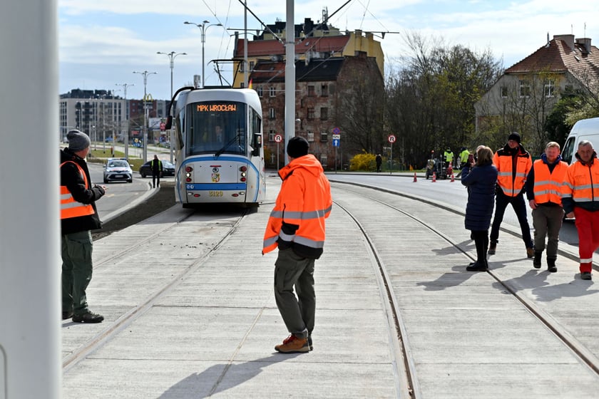 Pierwszy raz w historii na moście Dmowskiego pojawił się tramwaj. Przejeżdżał kilka razy z różnymi prędkościami - były to dynamiczne próby obciążeniowe mostu, który został wzmocniony na potrzeby nowego torowiska. Pojadą nim tramwaje przez Popowice.
