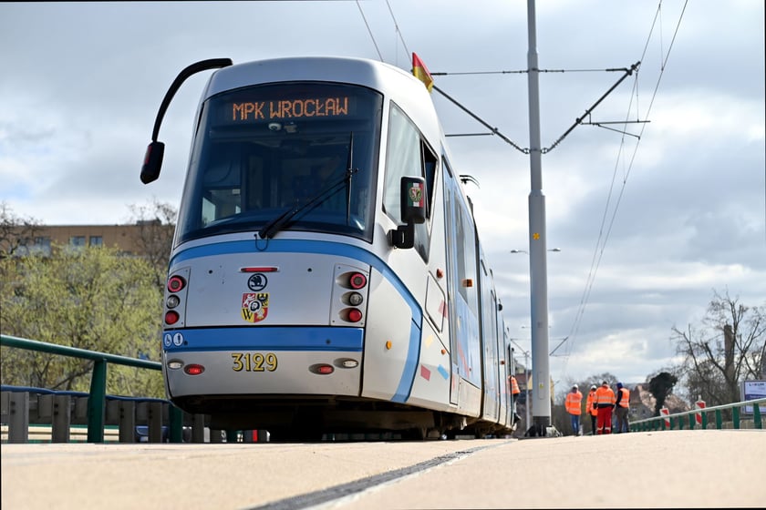 Pierwszy raz w historii na moście Dmowskiego pojawił się tramwaj. Przejeżdżał kilka razy z różnymi prędkościami - były to dynamiczne próby obciążeniowe mostu, który został wzmocniony na potrzeby nowego torowiska. Pojadą nim tramwaje przez Popowice.