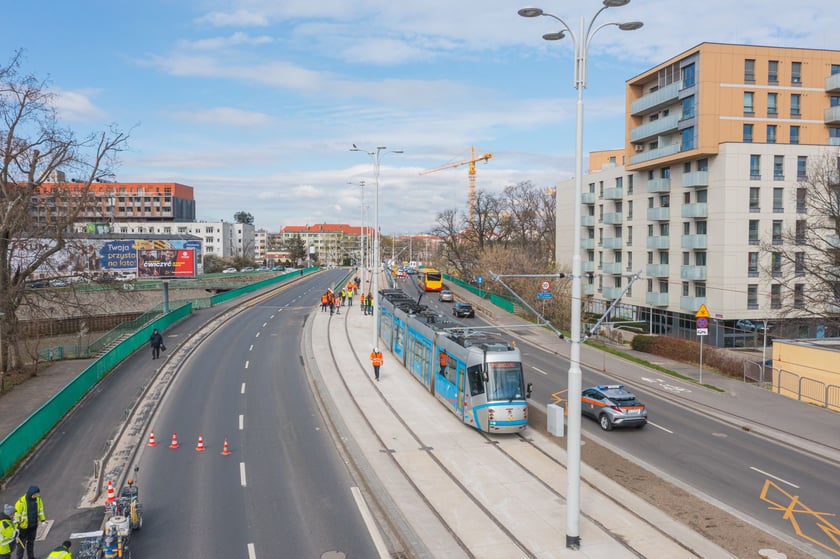 Pierwszy raz w historii na moście Dmowskiego pojawił się tramwaj. Przejeżdżał kilka razy z różnymi prędkościami - były to dynamiczne próby obciążeniowe mostu, który został wzmocniony na potrzeby nowego torowiska. Pojadą nim tramwaje przez Popowice.