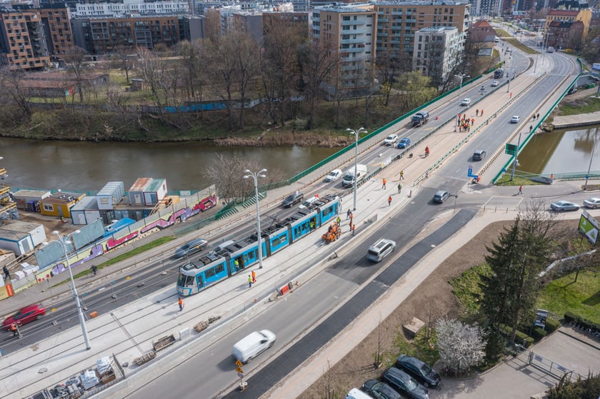 Pierwszy raz w historii na moście Dmowskiego pojawił się tramwaj. Przejeżdżał kilka razy z różnymi prędkościami - były to dynamiczne próby obciążeniowe mostu, który został wzmocniony na potrzeby nowego torowiska. Pojadą nim tramwaje przez Popowice.