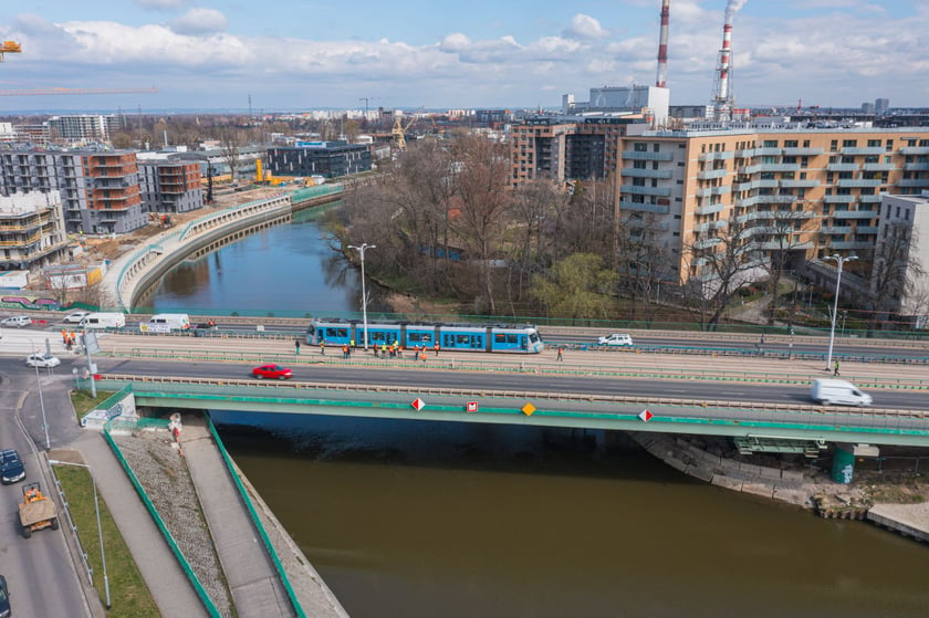 Pierwszy raz w historii na moście Dmowskiego pojawił się tramwaj. Przejeżdżał kilka razy z różnymi prędkościami - były to dynamiczne próby obciążeniowe mostu, który został wzmocniony na potrzeby nowego torowiska. Pojadą nim tramwaje przez Popowice.