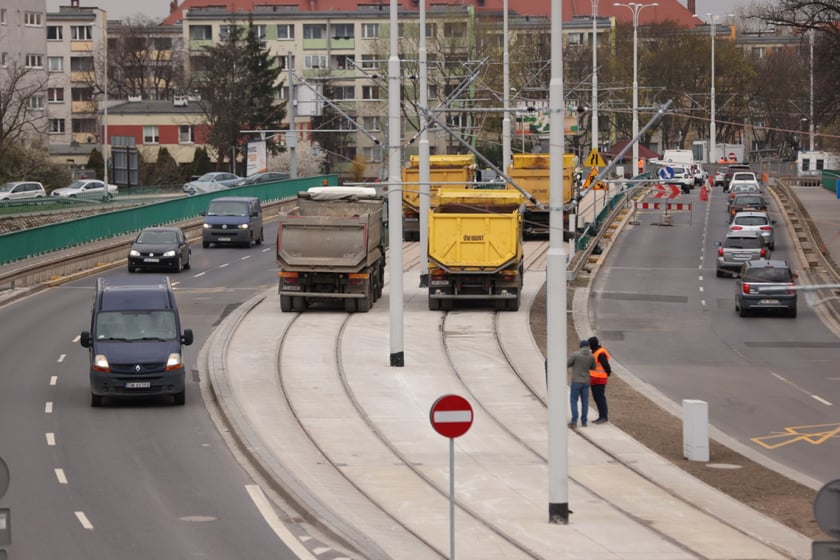 Wzmocniony most Dmowskiego pomyślnie przeszedł próby obciążeniowe. Wjechały na niego cztery 30-tonowe ciężarówki, a inżynierowie badali, jak zachowuje się konstrukcja.