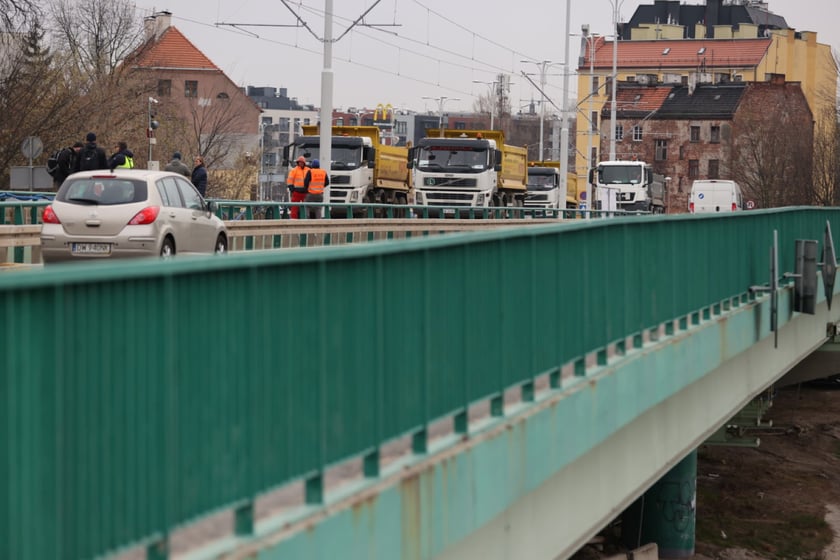 Wzmocniony most Dmowskiego pomyślnie przeszedł próby obciążeniowe. Wjechały na niego cztery 30-tonowe ciężarówki, a inżynierowie badali, jak zachowuje się konstrukcja.