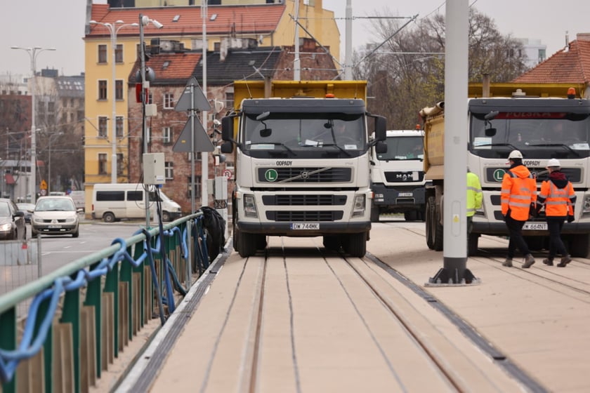 Wzmocniony most Dmowskiego pomyślnie przeszedł próby obciążeniowe. Wjechały na niego cztery 30-tonowe ciężarówki, a inżynierowie badali, jak zachowuje się konstrukcja.