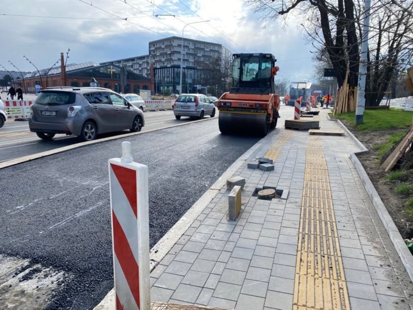 Układanie asfaltu na budowie przystanków wiedeńskich na ulicy Grabiszyńskiej.