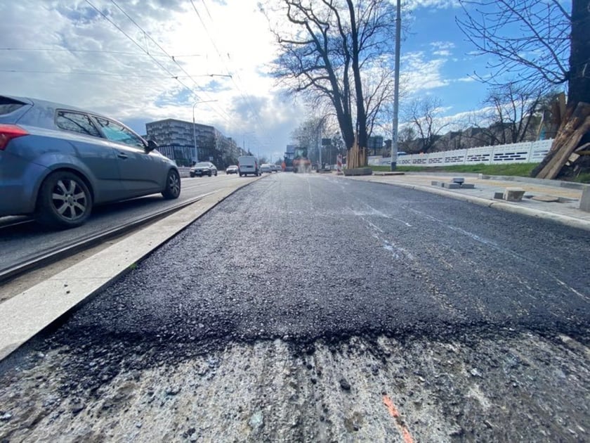 Układanie asfaltu na budowie przystanków wiedeńskich na ulicy Grabiszyńskiej.