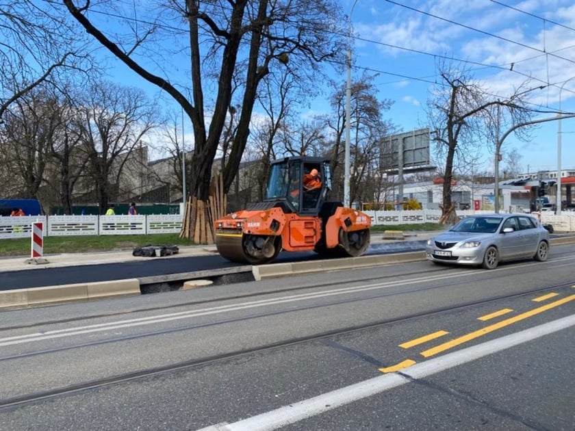 Układanie asfaltu na budowie przystanków wiedeńskich na ulicy Grabiszyńskiej.