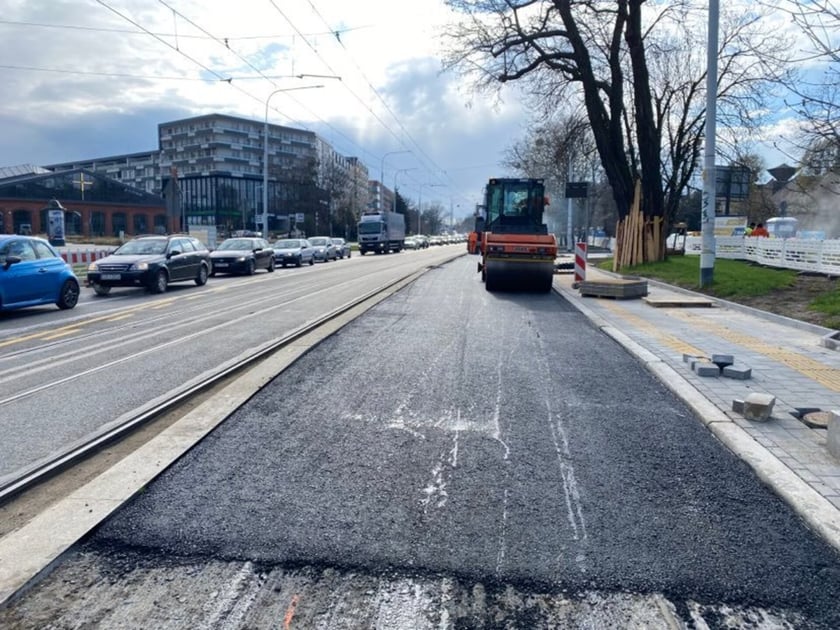 Układanie asfaltu na budowie przystanków wiedeńskich na ulicy Grabiszyńskiej.