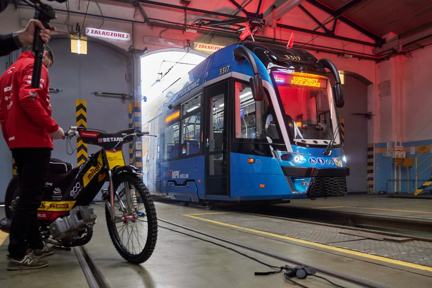 Uroczystość nadania tramwajowi imienia Konstantego Pociejkowicza.