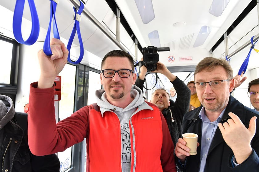 Przejazd próbny tramwaju nową trasą przez Popowice.