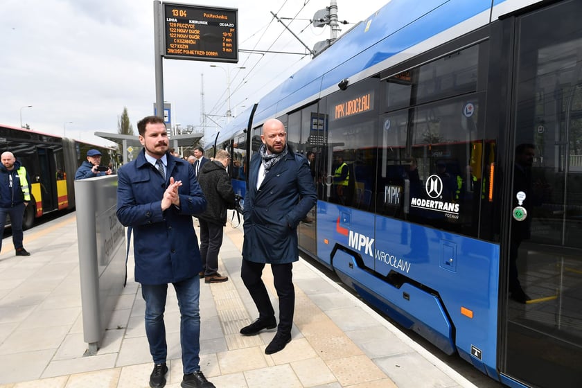 Przejazd próbny tramwaju nową trasą przez Popowice.
