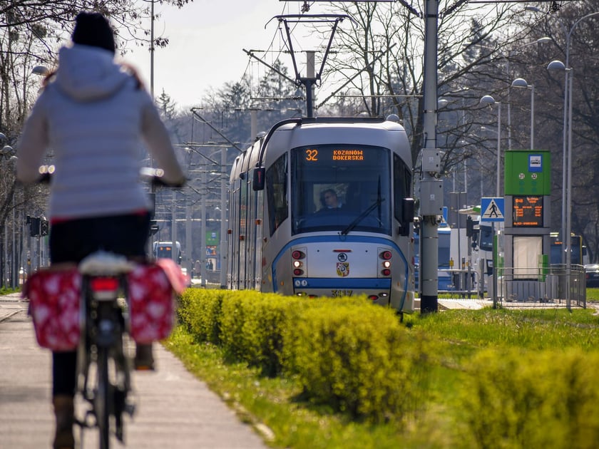 Przed EURO 2012 zapanował inwestycyjny szał. Długo można wymieniać, co wtedy powstało, ale nas interesuje pierwsza od dekad duża inwestycja tramwajowa. Nowe tory połączyły stadion i osiedle Kozan&oacute;w z torowiskiem w ciągu ulic Legnickiej i Lotniczej.
Ta inwestycja oraz prowadzony przez magistrat program Tramwaj Plus odmieniły oblicze wrocławskiej komunikacji szynowej. Pojawiły się tramwaje dwukierunkowe &ndash; Skody 19T. Przy stadionie nie ma bowiem pętli &ndash; jest krańc&oacute;wka.
