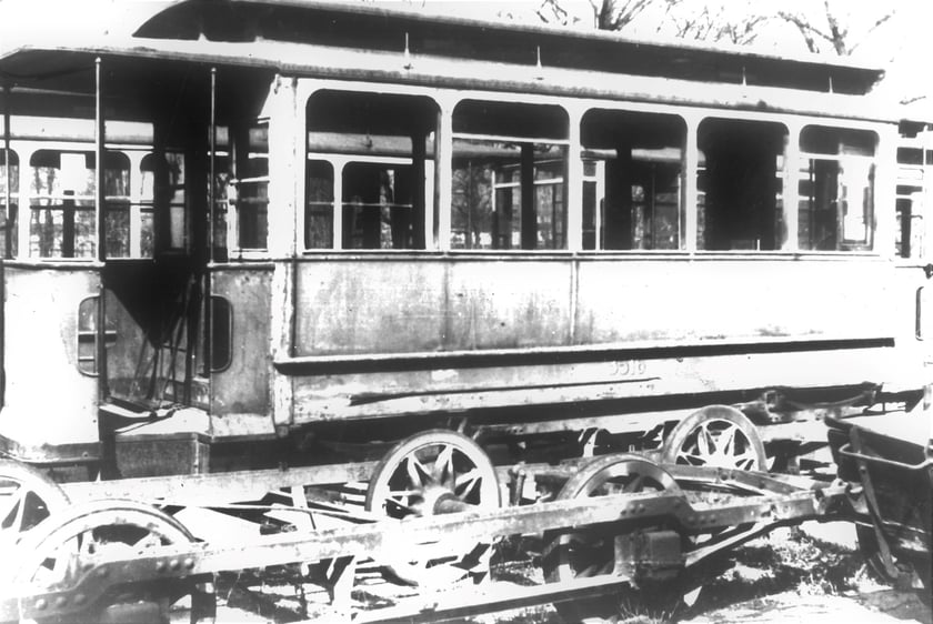 22 lipca 1945 roku tramwaj zaczął kursować między zajezdnią Ołbin a pętlą Zoo. Może długość pierwszego odcinka nie była spektakularna, ale pamiętajmy, że Wrocław to była jedna wielka kupa gruzu. To zdjęcie ilustruje, w jakim stanie był tabor. Trzeba było odgruzować torowiska i naprawić trakcję. Bez koparek, dźwig&oacute;w i wywrotek, jakie znamy z dzisiejszych plac&oacute;w bud&oacute;w.
Do Wrocławia przyjechali tramwajarze gł&oacute;wnie z Krakowa. Niemieccy pracownicy zostali ich podwładnymi. Tę inwestycję wybraliśmy do topu, ponieważ była początkiem. Linia była sukcesywnie wydłużana, przybywało kolejnych. Poza tym, komunikacja tramwajowa nie miała praktycznie alternatywy. Autobusy w&oacute;wczas oczywiście istniały, ale nie był to wtedy jeszcze wydolny środek transportu. Rower był luksusem. Napływający mieszkańcy, jak i Ci, kt&oacute;rzy jeszcze tu byli, mogli chodzić pieszo, albo jeździć tramwajami.