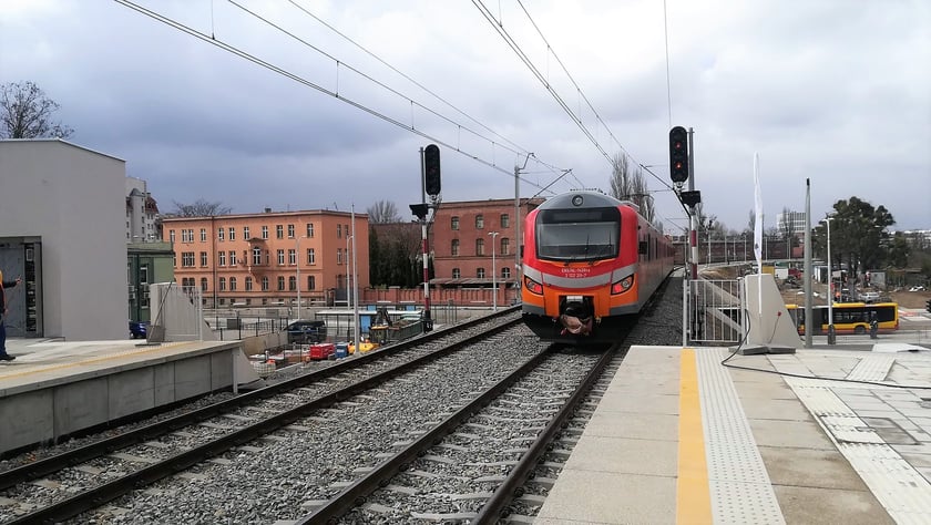 1
nowy przystanek kolejowy Wrocław Szczepin. We wsp&oacute;łpracy z PKP przebudowany został wiadukt nad ul. Długą. Zamiast 18 m ma obecnie 43 m. Wykorzystano do jego budowy 212 ton stali konstrukcyjnej, 110 ton stali zbrojeniowej i 965 metr&oacute;w sześciennych betonu.