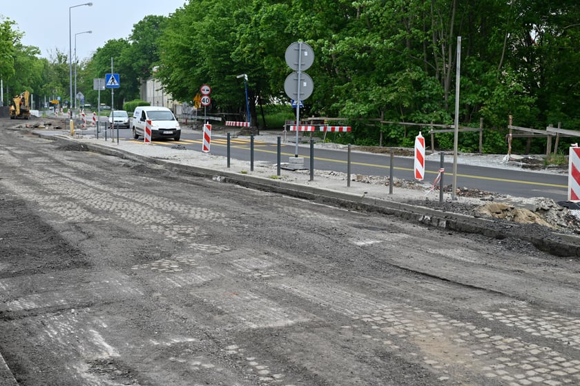 Wielka Wyspa, okolice godziny 15:00, wtorek 16 maja - ruch na trasie objazdu wprowadzonego z powodu zamknięcia skrzyżowania ul. Mickiewicza i Paderewskiego.