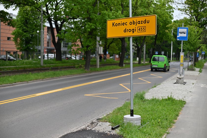 Wielka Wyspa, okolice godziny 15:00, wtorek 16 maja - ruch na trasie objazdu wprowadzonego z powodu zamknięcia skrzyżowania ul. Mickiewicza i Paderewskiego.