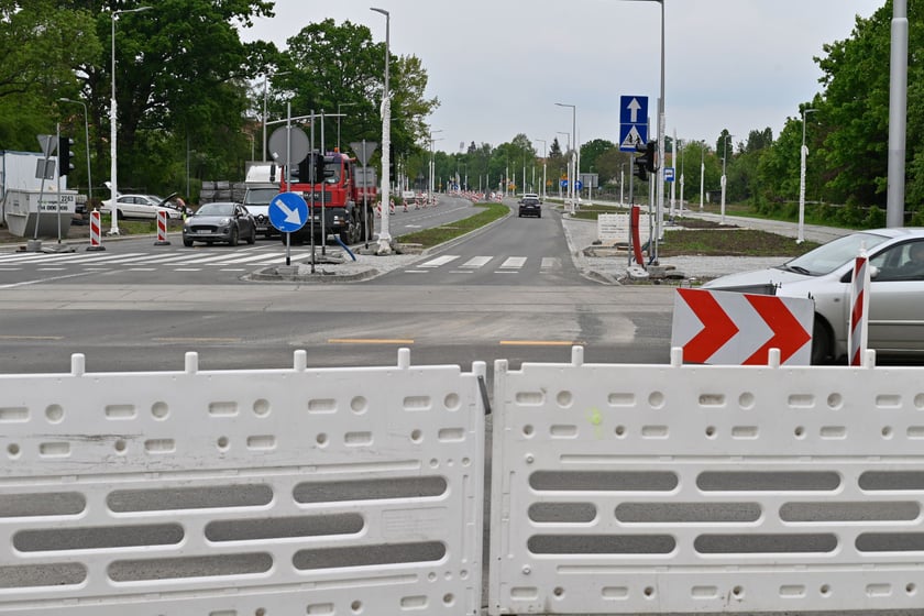 Wielka Wyspa, okolice godziny 15:00, wtorek 16 maja - ruch na trasie objazdu wprowadzonego z powodu zamknięcia skrzyżowania ul. Mickiewicza i Paderewskiego.