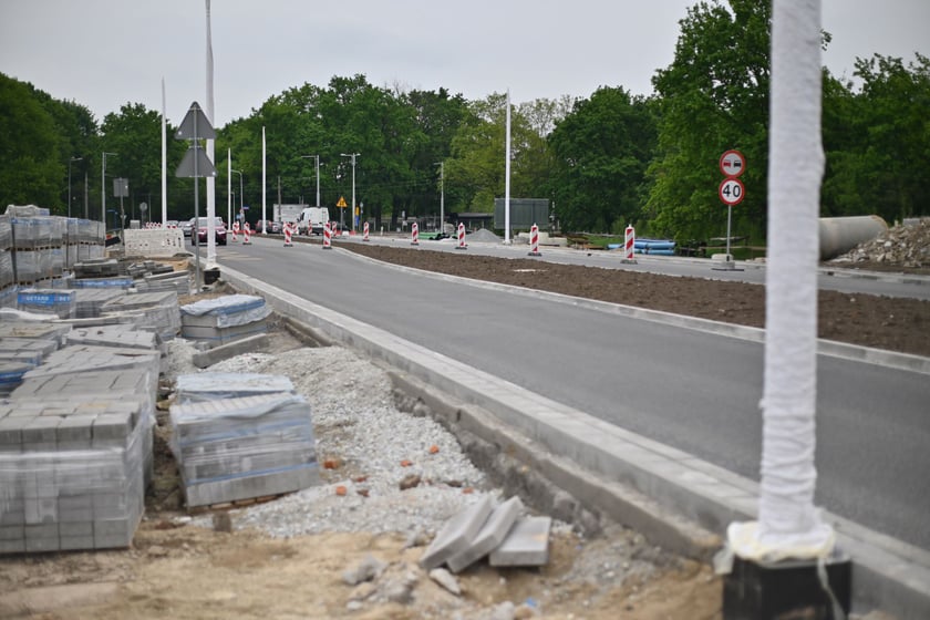 Wielka Wyspa, okolice godziny 15:00, wtorek 16 maja - ruch na trasie objazdu wprowadzonego z powodu zamknięcia skrzyżowania ul. Mickiewicza i Paderewskiego.